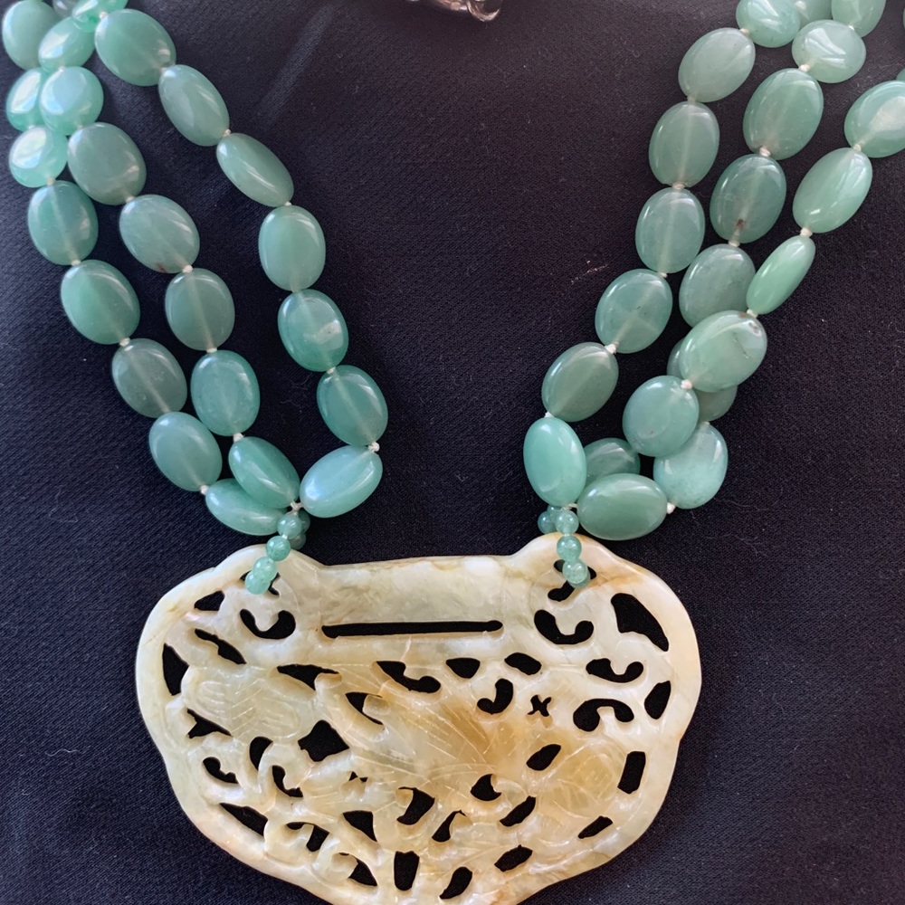 JADE TRIPLE STRAND NECKLACE. STATEMENT PIECE.